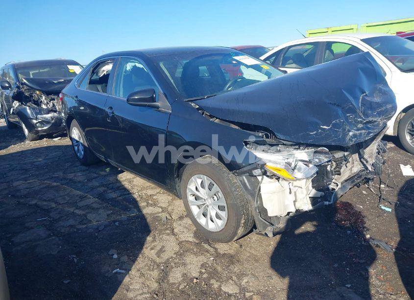 2015 Toyota Camry LE (VIN 4T4BF1FK9FR458273) main photo