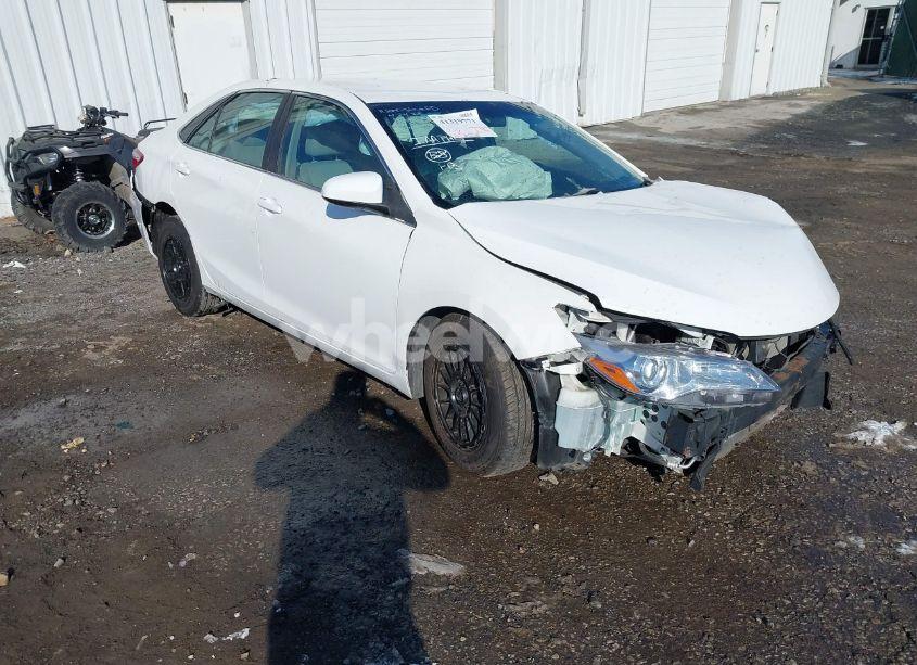 2015 Toyota Camry LE (VIN 4T4BF1FK9FR461559) main photo