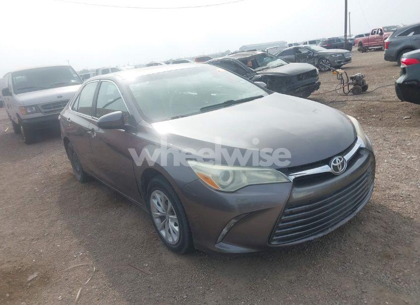 2015 Toyota Camry LE (VIN 4T4BF1FK9FR480225) main photo