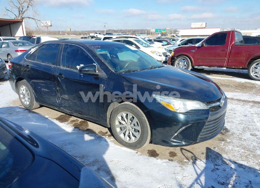 2015 Toyota Camry LE (VIN 4T4BF1FK9FR499535) main photo