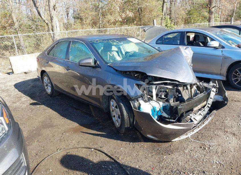 2015 Toyota Camry LE (VIN 4T4BF1FK9FR515264) main photo