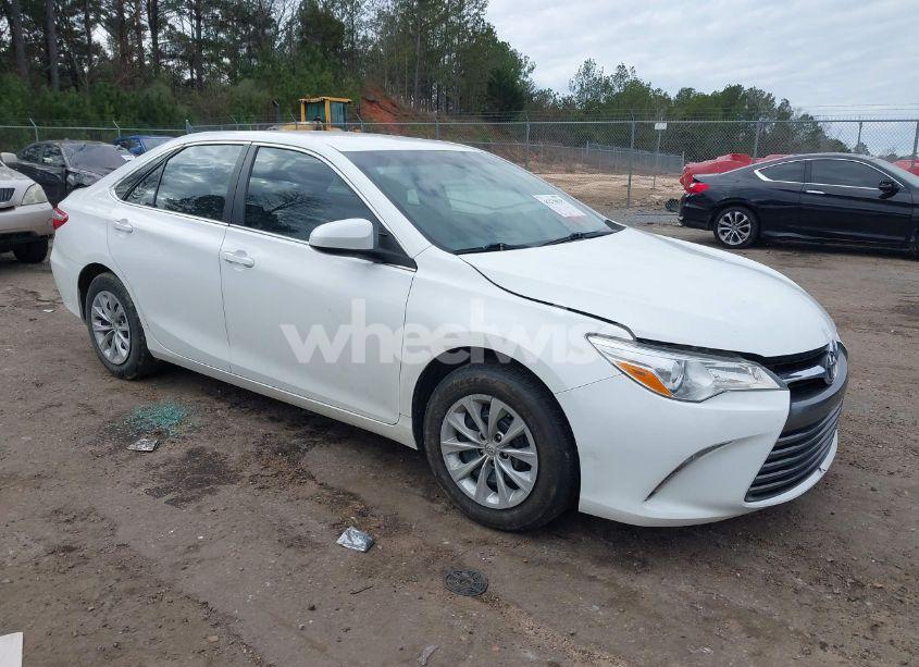 2016 Toyota Camry LE (VIN 4T4BF1FK9GR522555) main photo