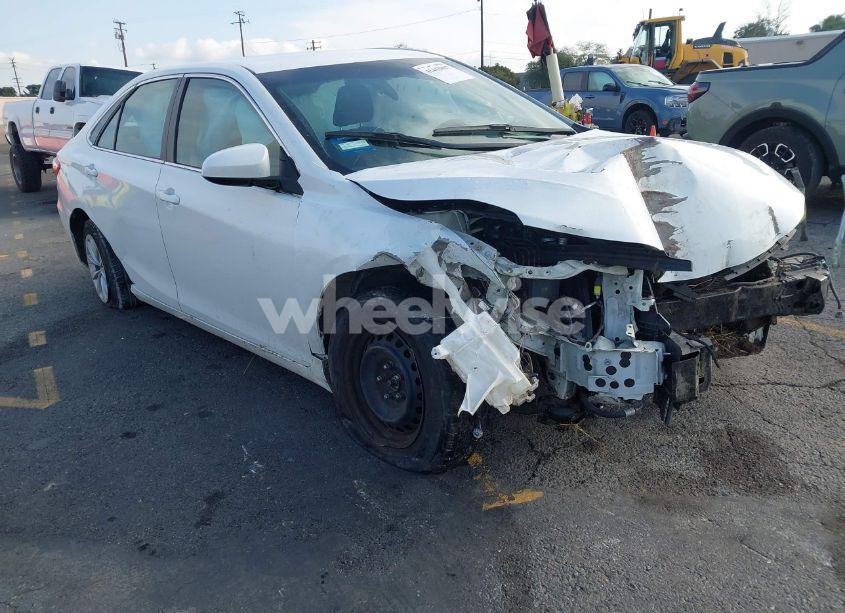 2016 Toyota Camry LE (VIN 4T4BF1FK9GR523978) main photo