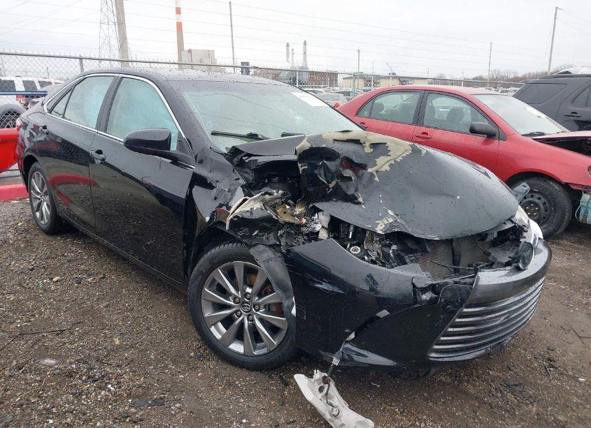 2016 Toyota Camry XLE (VIN 4T4BF1FK9GR560254) main photo
