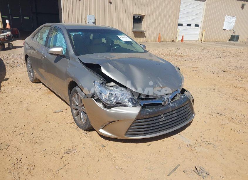 2016 Toyota Camry XLE (VIN 4T4BF1FK9GR565244) main photo