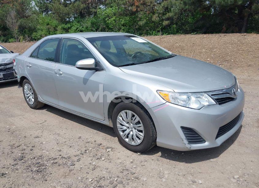 2013 Toyota Camry LE (VIN 4T4BF1FKXDR275249) main photo