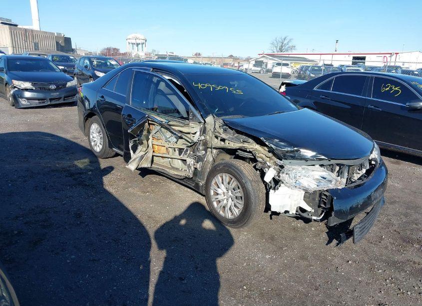 2013 Toyota Camry LE (VIN 4T4BF1FKXDR285571) main photo