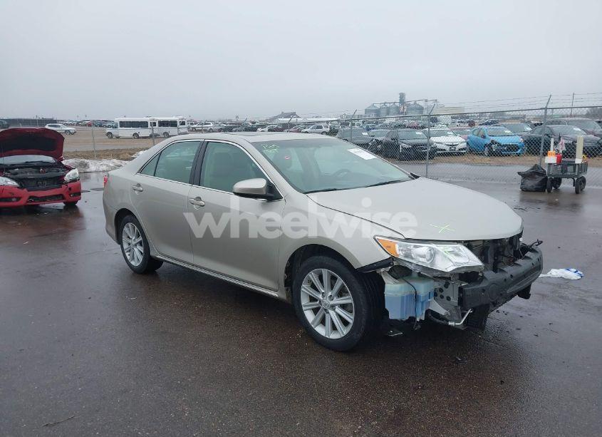 2013 Toyota Camry XLE (VIN 4T4BF1FKXDR333490) main photo
