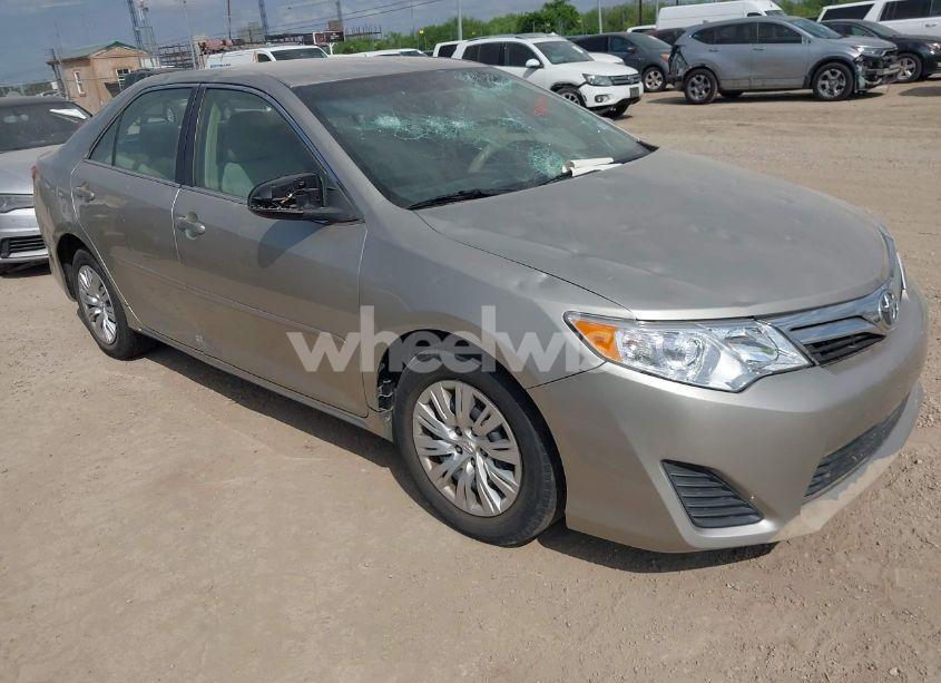 2014 Toyota Camry LE (VIN 4T4BF1FKXER345012) main photo