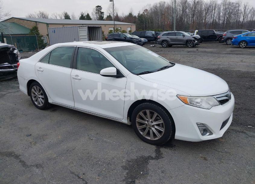 2014 Toyota Camry XLE (VIN 4T4BF1FKXER346001) main photo