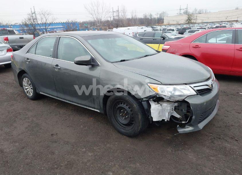 2014 Toyota Camry LE (VIN 4T4BF1FKXER346533) main photo
