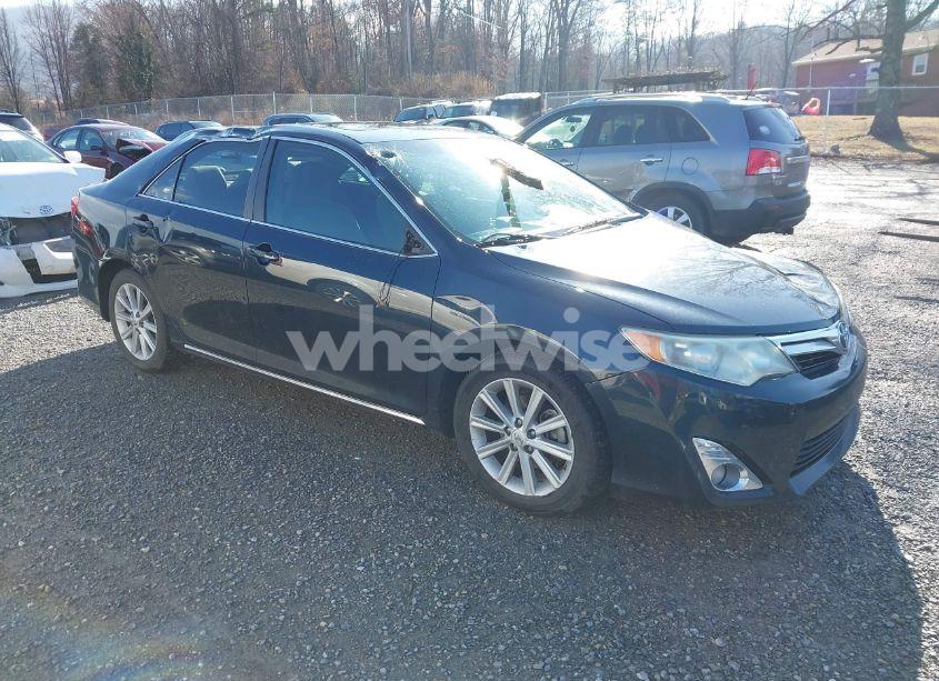 2014 Toyota Camry XLE (VIN 4T4BF1FKXER349223) main photo