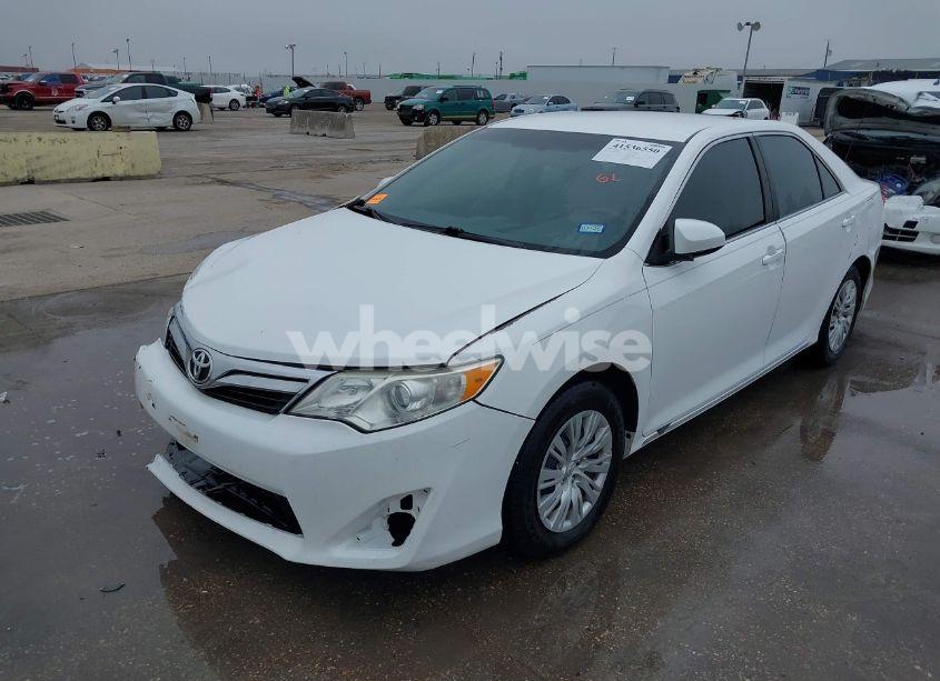Photo 2 of 2014 Toyota Camry LE (VIN 4T4BF1FKXER397031)
