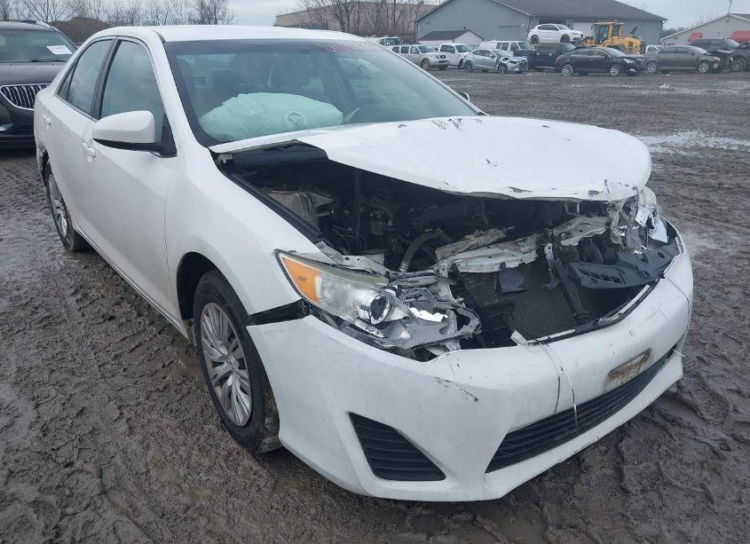 2014 Toyota Camry LE (VIN 4T4BF1FKXER402521) main photo