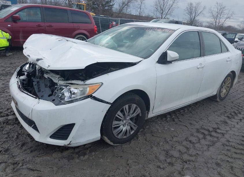 Photo 2 of 2014 Toyota Camry LE (VIN 4T4BF1FKXER402521)
