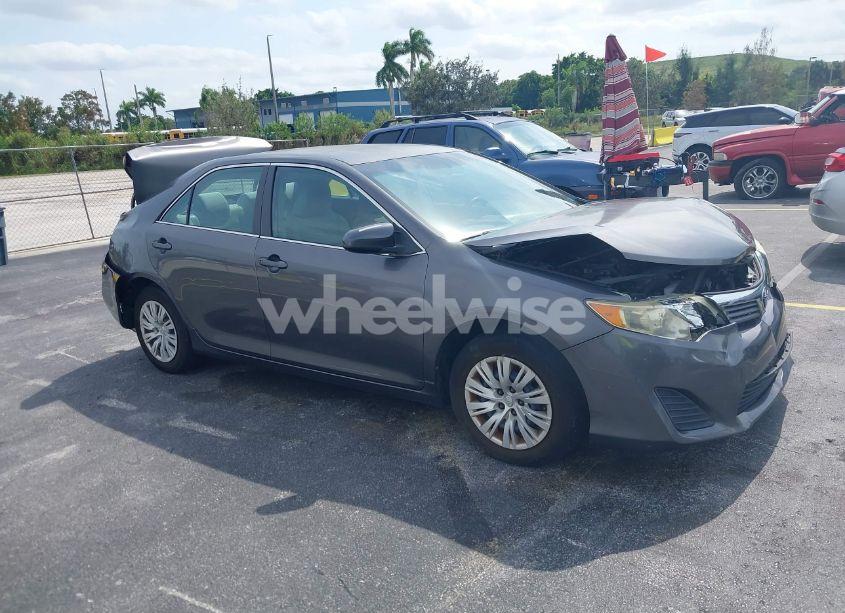 2014 Toyota Camry L (VIN 4T4BF1FKXER413082) main photo