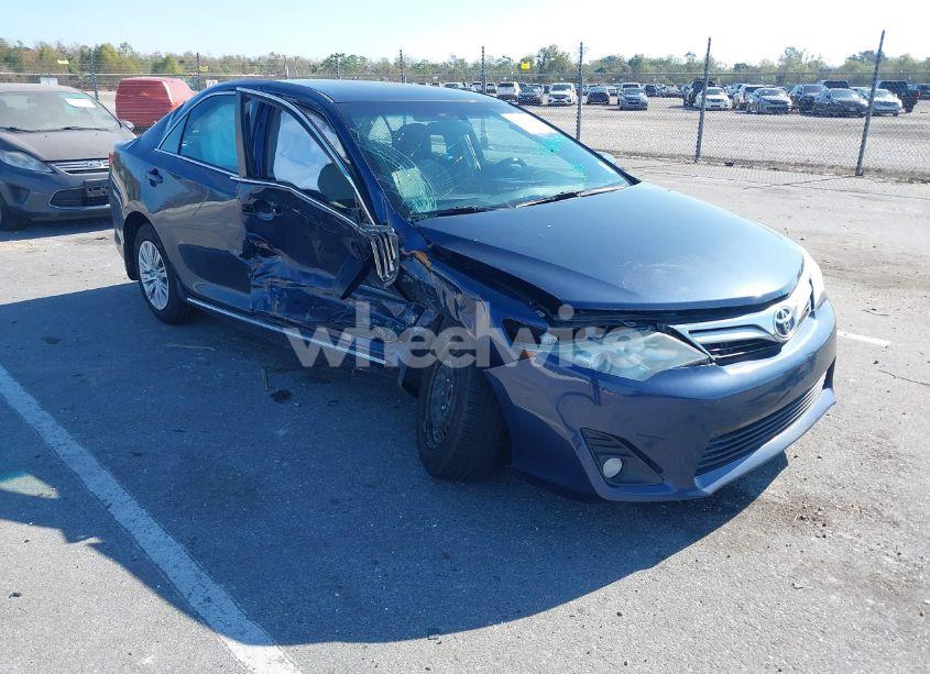 2014 Toyota Camry LE (VIN 4T4BF1FKXER418315) main photo