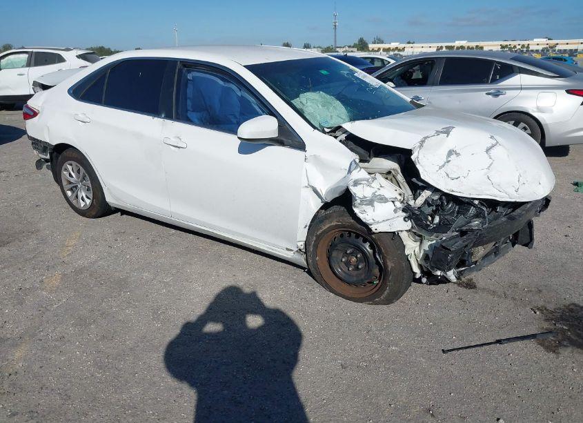 2015 Toyota Camry LE (VIN 4T4BF1FKXFR459271) main photo