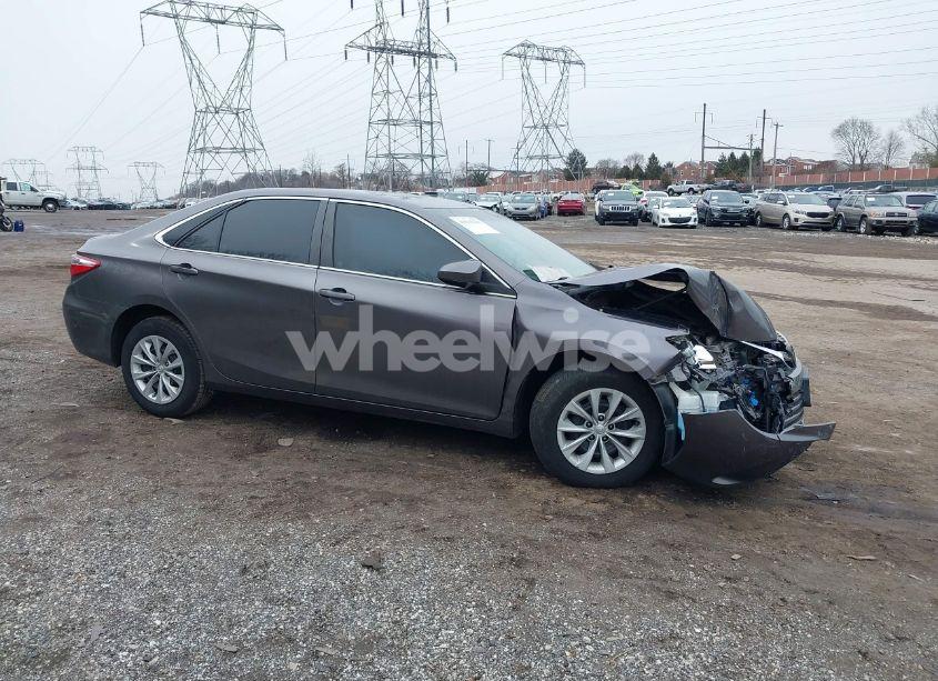 2015 Toyota Camry LE (VIN 4T4BF1FKXFR464308) main photo