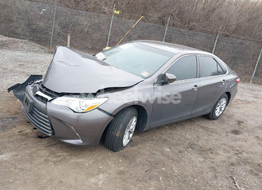 Photo 2 of 2015 Toyota Camry LE (VIN 4T4BF1FKXFR464308)