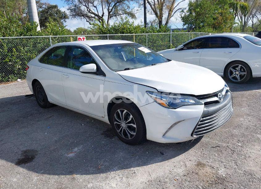 2015 Toyota Camry LE (VIN 4T4BF1FKXFR482680) main photo
