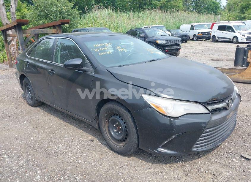 2015 Toyota Camry LE (VIN 4T4BF1FKXFR485577) main photo