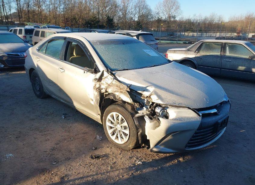 2015 Toyota Camry LE (VIN 4T4BF1FKXFR486440) main photo