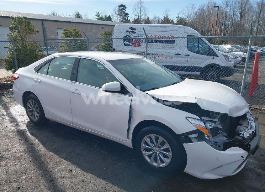 2015 Toyota Camry LE (VIN 4T4BF1FKXFR499866) main photo