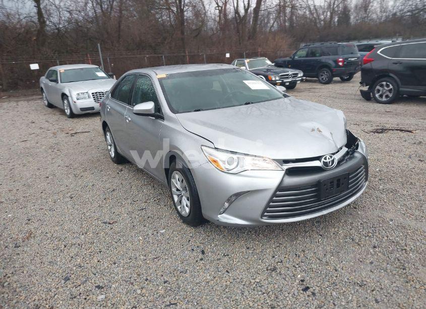 2015 Toyota Camry LE (VIN 4T4BF1FKXFR510056) main photo