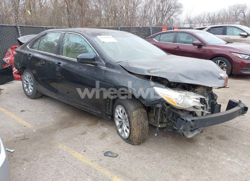 2015 Toyota Camry LE (VIN 4T4BF1FKXFR513975) main photo