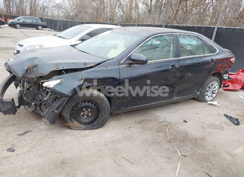 Photo 2 of 2015 Toyota Camry LE (VIN 4T4BF1FKXFR513975)