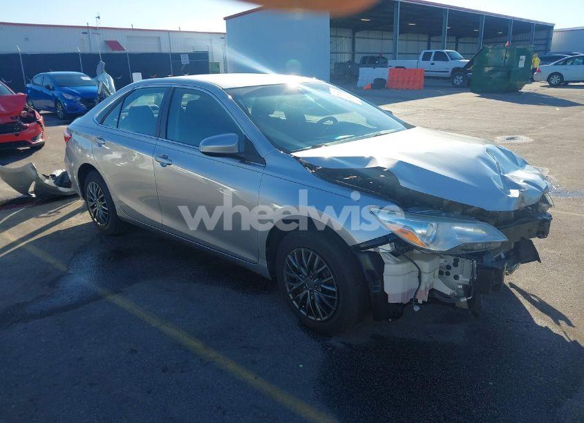 2016 Toyota Camry LE (VIN 4T4BF1FKXGR520555) main photo