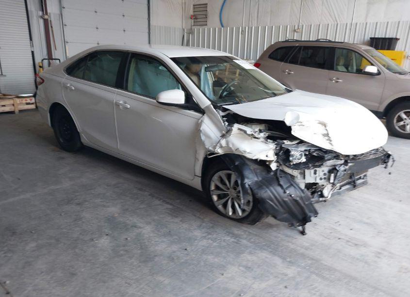 2016 Toyota Camry LE/XLE/SE/XSE (VIN 4T4BF1FKXGR530843) main photo