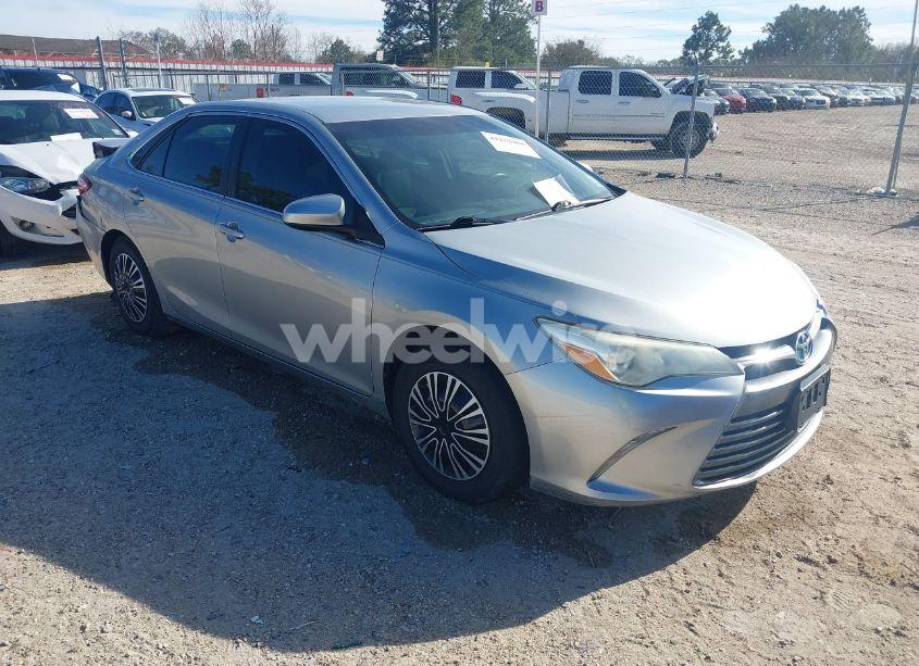 2016 Toyota Camry LE/XLE/SE/XSE (VIN 4T4BF1FKXGR543592) main photo