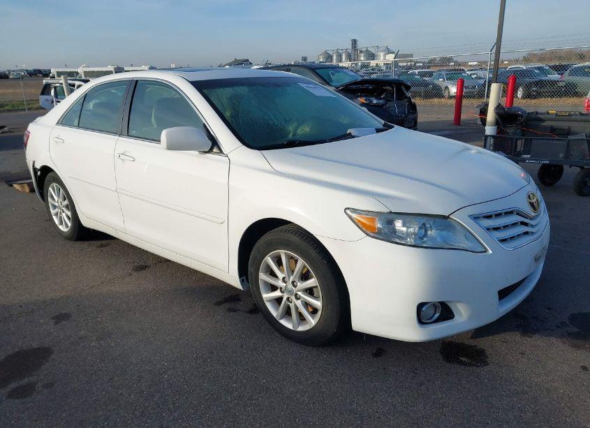 2011 Toyota Camry XLE (VIN 4T4BF3EK2BR181487) main photo