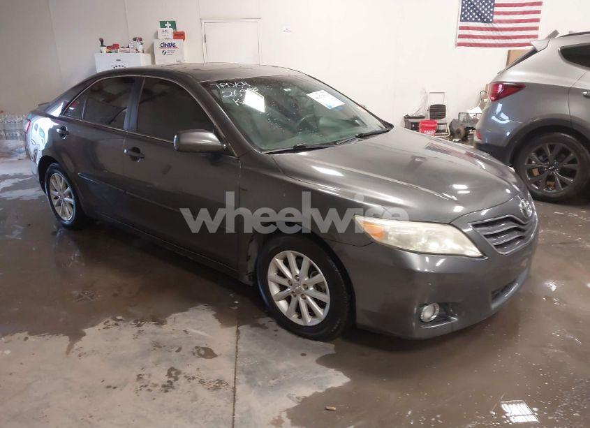 2011 Toyota Camry XLE (VIN 4T4BF3EK6BR117789) main photo