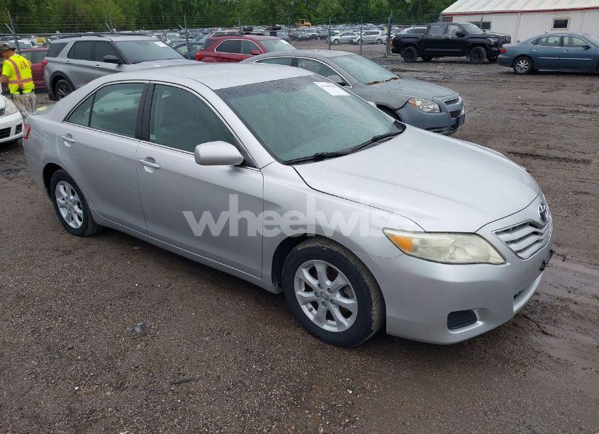 2011 Toyota Camry LE/SE/XLE (VIN 4T4BF3EKXBR096381) main photo