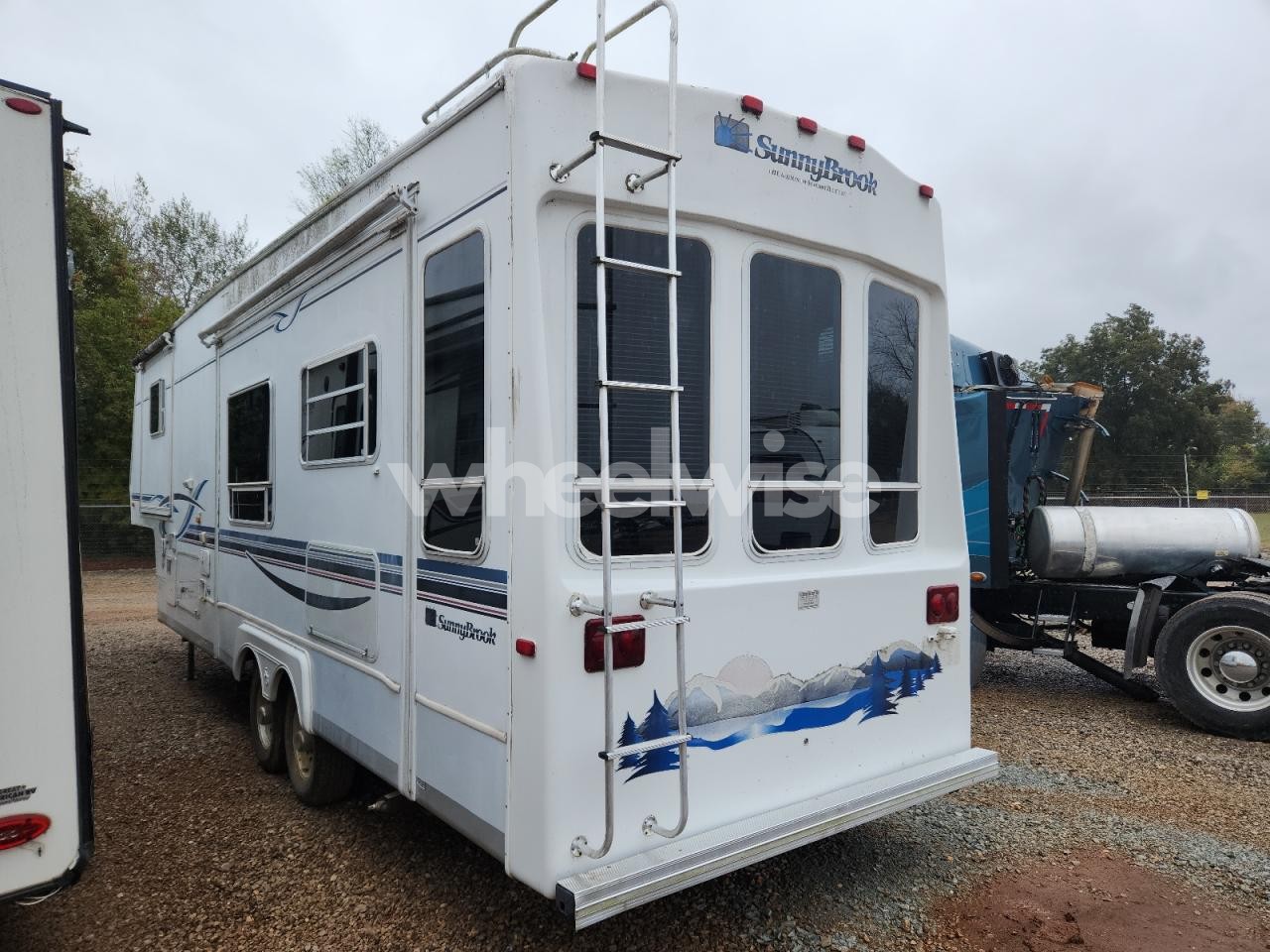 Photo 3 of 2002 SUNNY BROOK 5TH WHEEL (VIN 4UBBS0P2621J31936)