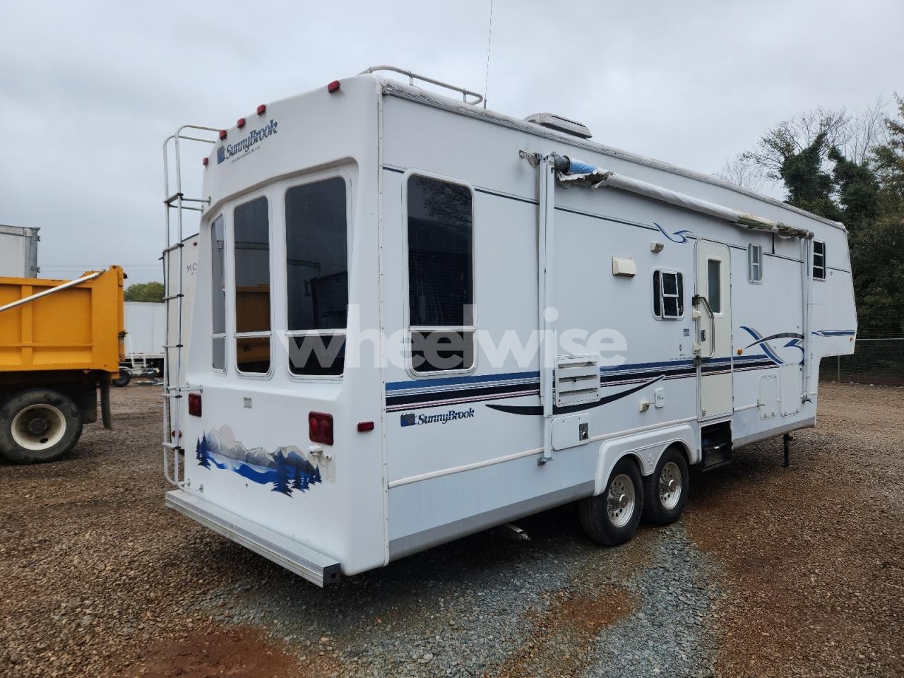 Photo 4 of 2002 SUNNY BROOK 5TH WHEEL (VIN 4UBBS0P2621J31936)