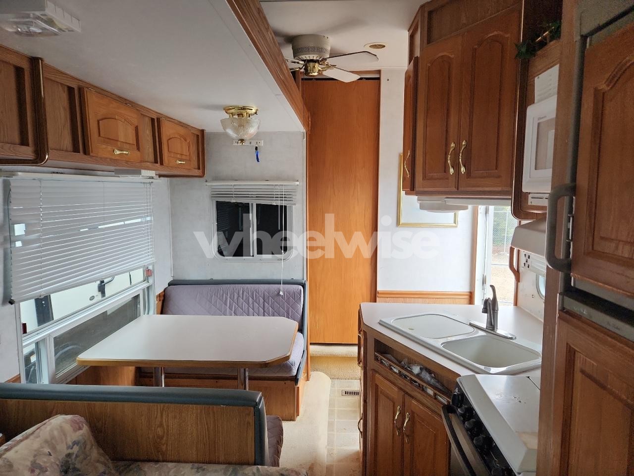 Photo 5 of 2002 SUNNY BROOK 5TH WHEEL (VIN 4UBBS0P2621J31936)