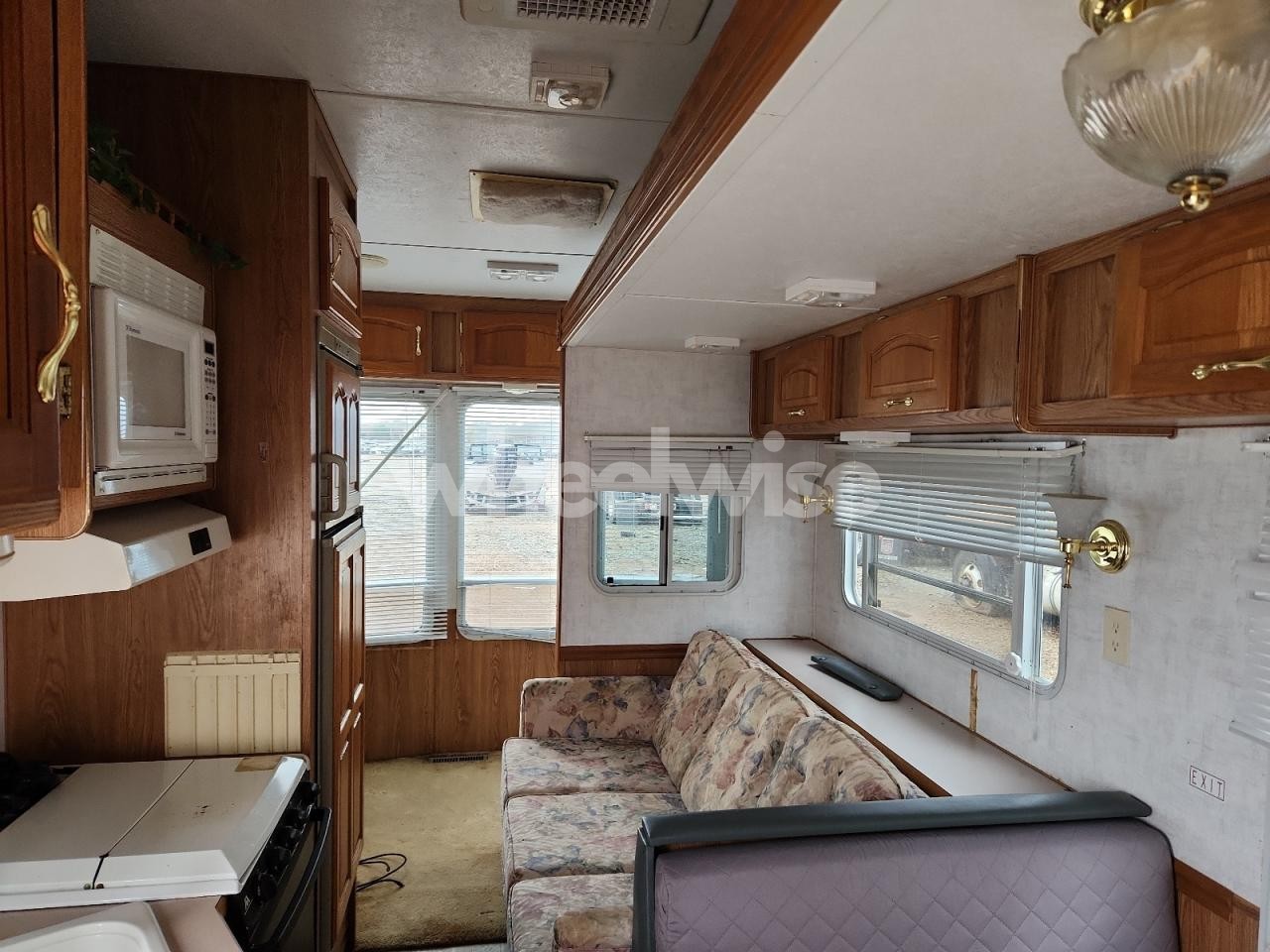 Photo 6 of 2002 SUNNY BROOK 5TH WHEEL (VIN 4UBBS0P2621J31936)