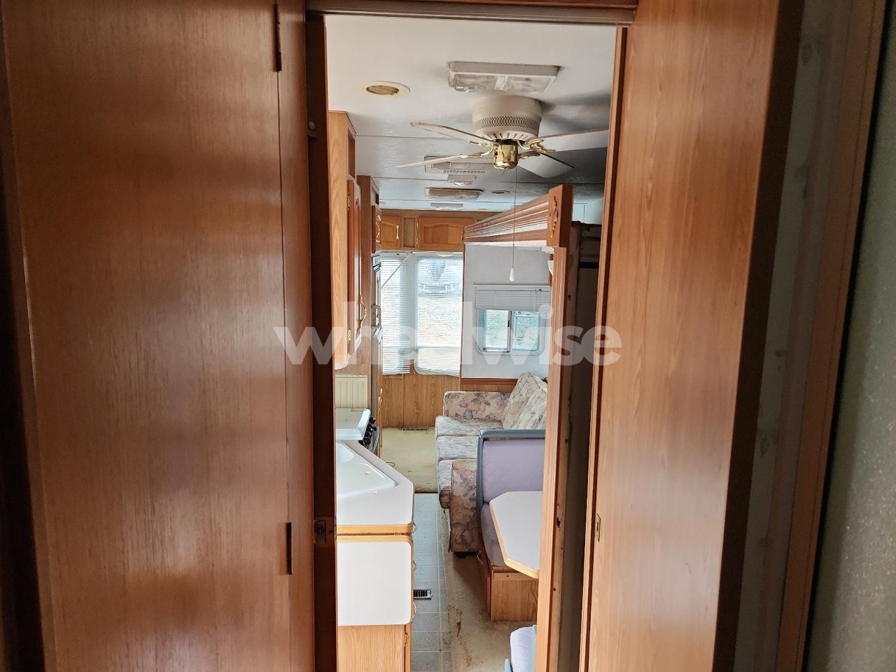 Photo 9 of 2002 SUNNY BROOK 5TH WHEEL (VIN 4UBBS0P2621J31936)