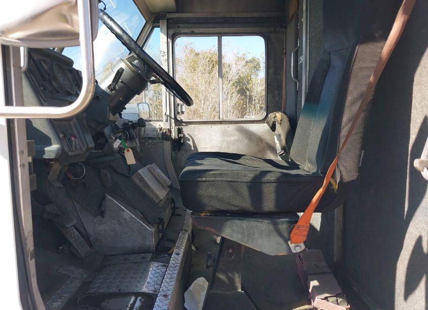 Photo 7 of 1997 Freightliner Chassis M LINE WALK-IN VAN (VIN 4UZA5FFC4VC748956)