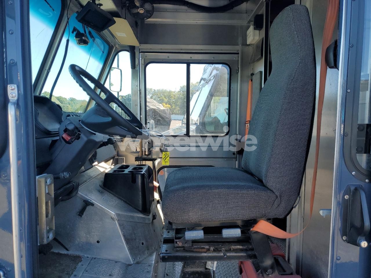 Photo 7 of 2020 FREIGHTLINER CHASSIS M LINE WALK-IN VAN (VIN 4UZAC2EA8LCLZ6816)