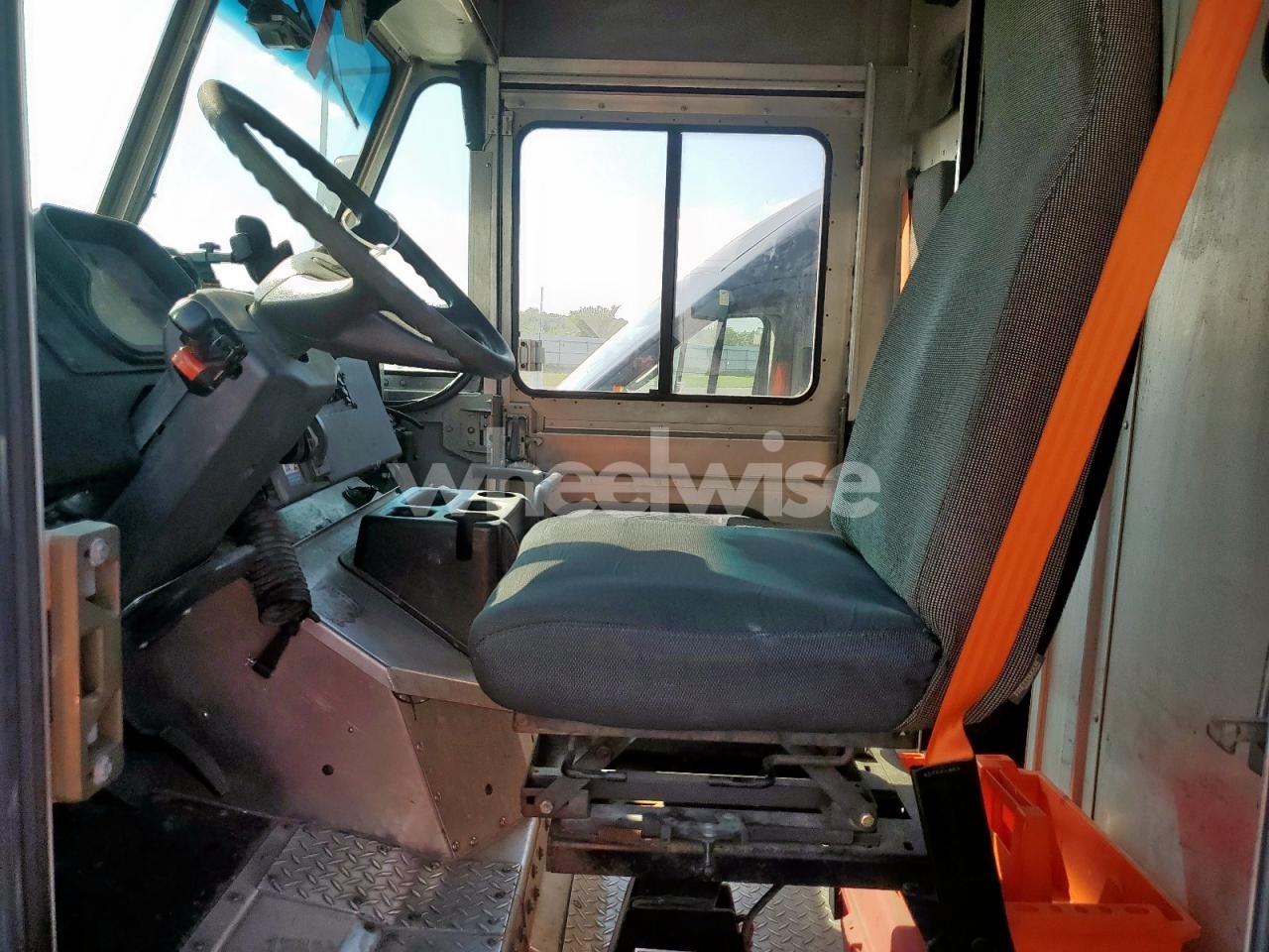 Photo 7 of 2021 FREIGHTLINER CHASSIS M LINE WALK-IN VAN (VIN 4UZAC2GA5MCMM9437)