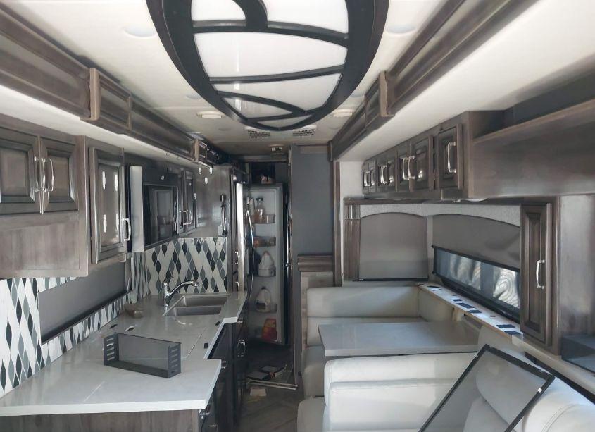 Photo 5 of 2021 Freightliner Chassis XC (VIN 4UZACGFC4MCMR2506)