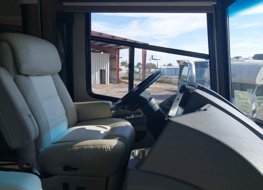 Photo 5 of 2019 Winnebago Horizon N/A (VIN 4UZACUFE3JCKB1240)