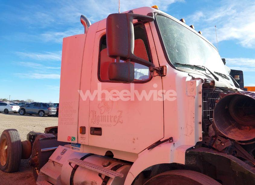 Photo 12 of 2004 Volvo Vn VNM (VIN 4V4M19GF64N355815)