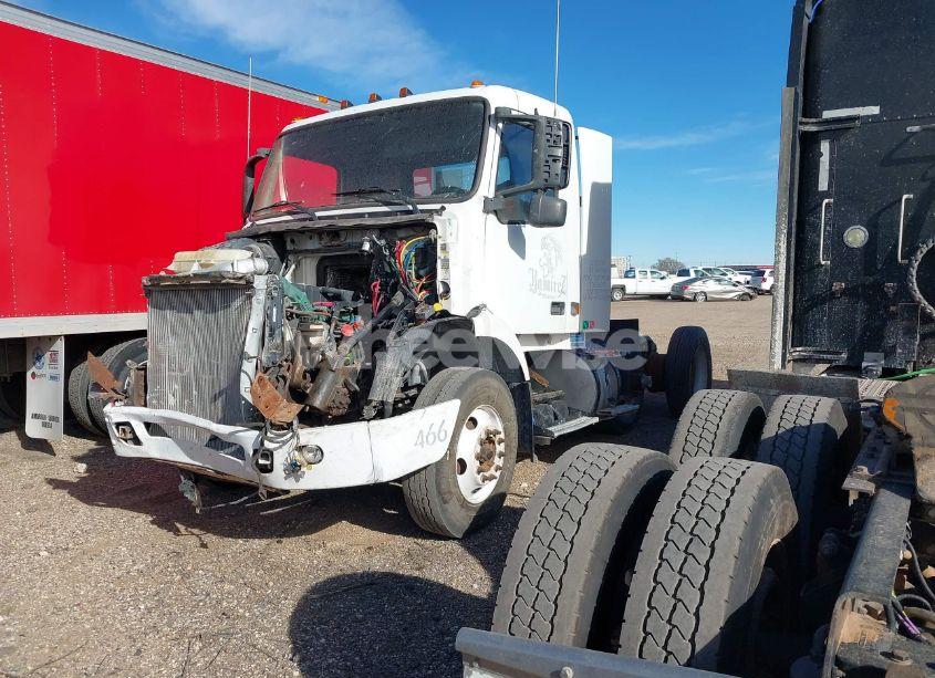 Photo 2 of 2004 Volvo Vn VNM (VIN 4V4M19GF64N355815)