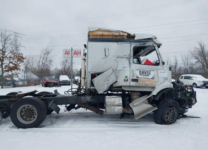 Photo 13 of 2015 Volvo Vn VNM (VIN 4V4M99DGXFN927607)